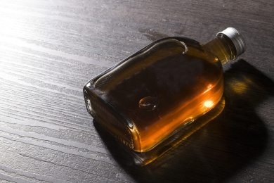 用于盛放威士忌的扁平玻璃酒瓶