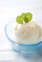 蓝色玻璃碗中的原味冰激凌球