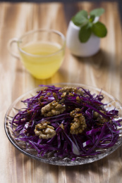 放在木质餐桌上的一盘传统家常凉拌菜 — 巧拌紫甘蓝
