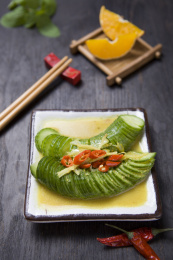 放在深色餐桌上的一盘传统家常凉拌菜 —  蓑衣黄瓜