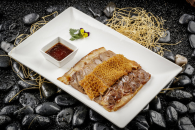 卤味拼盘摆放在黑色鹅卵石上