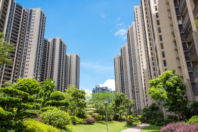 蓝天白云下环境优美的房地产小区楼盘 中国广东珠海市