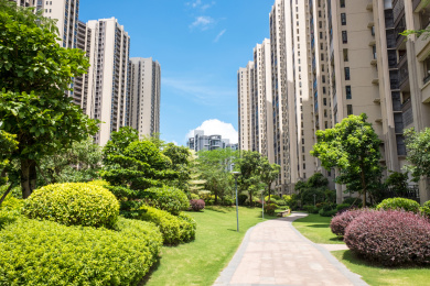 蓝天白云下环境优美的房地产小区楼盘 中国广东珠海市