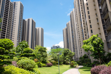 蓝天白云下环境优美的房地产小区楼盘 中国广东珠海市