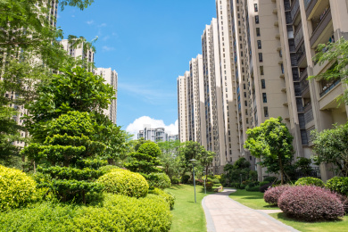 蓝天白云下环境优美的房地产小区楼盘 中国广东珠海市