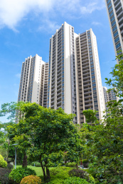 蓝天白云下环境优美的房地产小区楼盘 中国广东珠海市