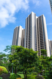 蓝天白云下环境优美的房地产小区楼盘 中国广东珠海市