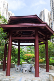 蓝天白云下小区楼盘环境优美的凉亭