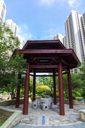 蓝天白云下小区楼盘环境优美的凉亭