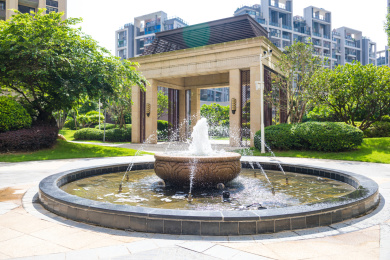 环境优美的小区楼盘中的喷水池