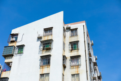 蓝天白云下的旧房子 中国广东省珠海市