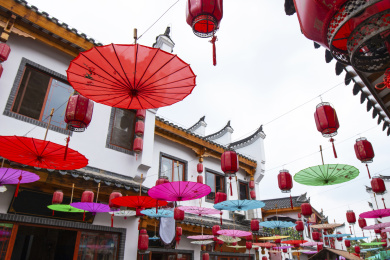 湖南永州零陵古城步行街上漂亮的花纸伞和红灯笼
