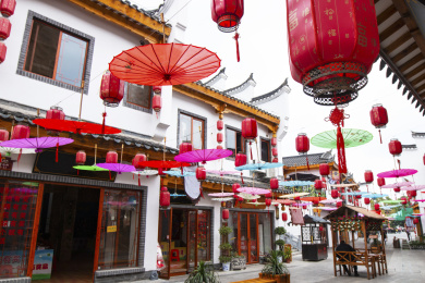 湖南永州零陵古城步行街上漂亮的花纸伞和红灯笼