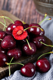 桌子上的红色车厘子