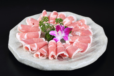 白色盘子里的汤锅火锅配菜牛肉卷
