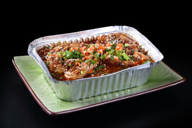 川菜锡泊纸盒里的烧烤烤脑花