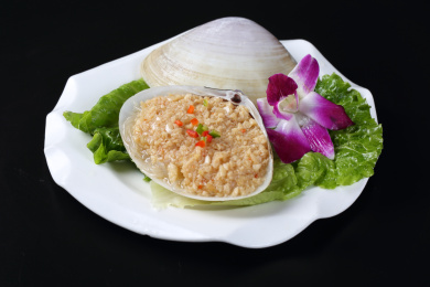 白色盘子里的蒜蓉白色贝类