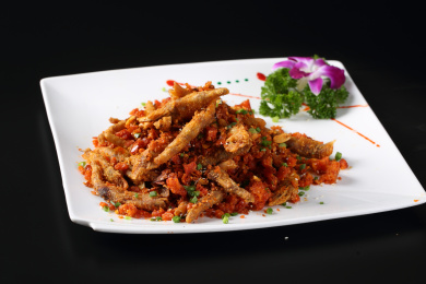 白色方盘里的煎炸泥鳅小鱼仔