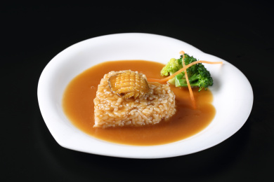 白色心形盘子里的心形鲍鱼捞饭