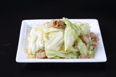 白长方盘里的油渣炒莲花白菜