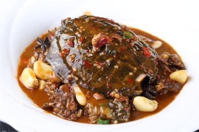 白盘子里的大蒜辣味红烧甲鱼