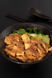 黑色桌面上碗里的支竹牛腩饭