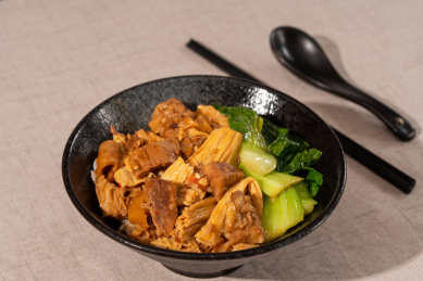 餐桌布上的黑色碗，碗里的支竹牛腩饭