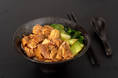 黑色桌面上碗里的支竹牛腩饭