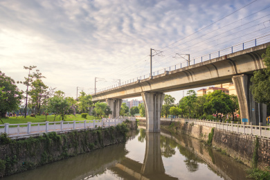 傍晚轻轨高架桥从运河上穿过