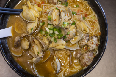 一碗热腾腾的花甲汤粉静物特写