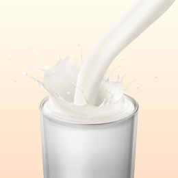 牛奶倒入玻璃杯中