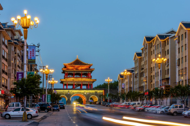 中国辽宁本溪桓仁县朝阳门夜景