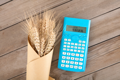 一把牛皮纸包着的小麦麦穗和一个计算器