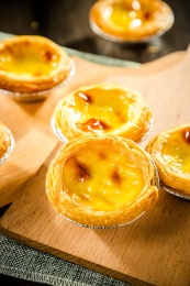 砧板上的刚出炉的金黄色蛋挞