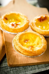 砧板上的刚出炉的金黄色蛋挞
