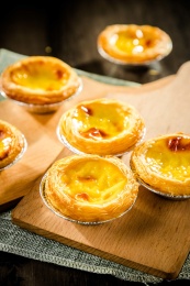砧板上的刚出炉的金黄色蛋挞