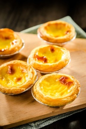 砧板上的刚出炉的金黄色蛋挞