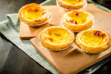 砧板上的刚出炉的金黄色蛋挞