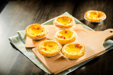 砧板上的刚出炉的金黄色蛋挞