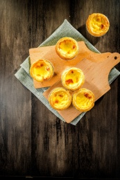 砧板上的刚出炉的金黄色蛋挞