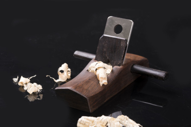 摆放在桌面上的由硬木制作的木工刨子