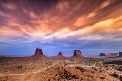 落日余晖中的美国亚利桑那州纪念碑谷