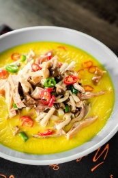 一碗金黄色的猪肚炖草菇鸡汤煲