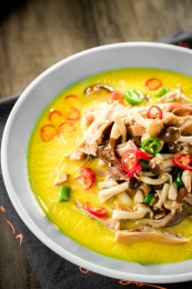 一碗金黄色的猪肚炖草菇鸡汤煲