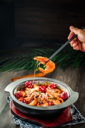 铁盆里的灯笼椒红油大虾鱿鱼须