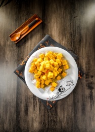 一盘金黄色蟹黄炸豆腐菜肴