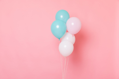 粉色的背景上蓝色白色粉色的气球