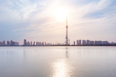 多云天气下黄昏时逆光拍摄沂河对岸中国山东省临沂市电视台