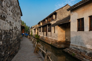 阳光照耀下的苏州周庄古镇的清晨