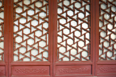 中国园林古建筑红漆格扇门